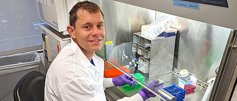 Während seiner Doktorarbeit in der Anatomie hat Florian Kleefeldt seine Begeisterung für die Forschung und das Fach entwickelt.
