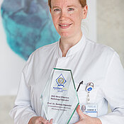 Bettina Baeßler mit der ihr verliehenen Auszeichnung.