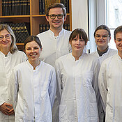Astrid Schmieder (links) und ihr Würzburger Studienteam freuen sich auf die ersten Patientinnen und Patienten mit Schuppenflechte, die Hybrid-VITA testen.