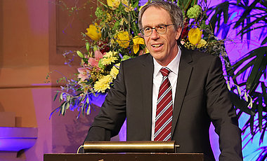 Der designierte JMU-Präsident Paul Pauli hält seine Ansprache.