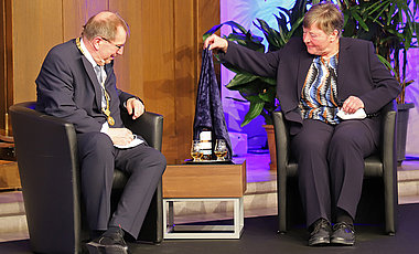 Angela und Alfred Forchel entdecken den Whisky, mit dem sie Ekhard Salje nach Cambridge zuprosten werden.