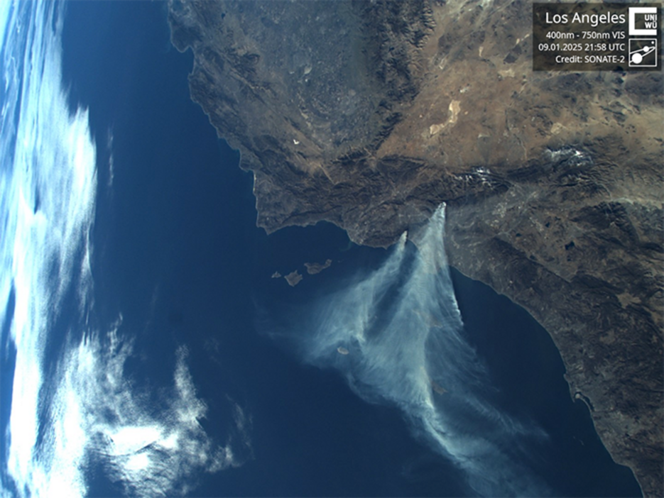 Es brennt an der Westküste der USA im Raum Los Angeles. Das Foto aus dem Orbit stammt vom Würzburger Uni-Satelliten SONATE-2.