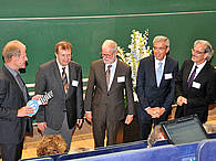 Übergabe des symbolischen Schlüssels für die Interdisziplinäre Biomaterial- und Datenbank (ibdw) Würzburg (von links): Peter Mack vom Staatlichen Bauamt, Universitätspräsident Alfred Forchel, Christoph Reiners, Ärztlicher Direktor des Uniklinikums, Matthias Frosch, Dekan der Medizinischen Fakultät, und Roland Jahns, Direktor der ibdw. (Foto: Erwin Schmitt)