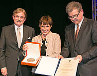 Professorin Eva-Bettina Bröcker bei der Preisübergabe mit dem Laudator, Professor Thomas A. Luger und dem DDG-Präsidenten Professor Rudolf Stadler. (Foto: DDG, Florian Willnauer)