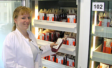 Zu den Hauptaufgaben der Transfusionsmedizin am UKW gehört seit jeher das Bereitstellen von Blutkonserven für die Patientinnen und Patienten des Klinikums.          