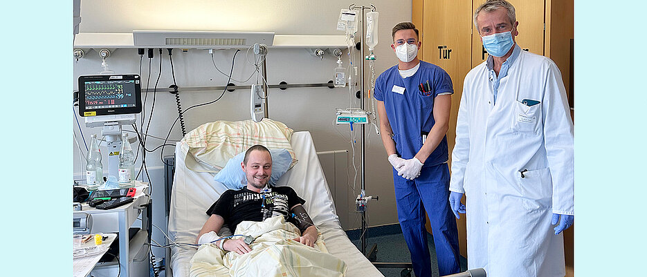 Christian Straub (35) auf der Station M41 am Uniklinikum Würzburg mit Pfleger Dominik Medler und Max Topp, Leiter des CAR-T-Zellprogramms am UKW. 