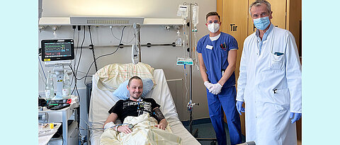 Christian Straub (35) auf der Station M41 am Uniklinikum Würzburg mit Pfleger Dominik Medler und Max Topp, Leiter des CAR-T-Zellprogramms am UKW. 