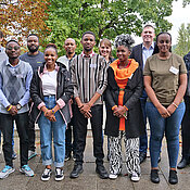 Bei der Begrüßung der neuen Austauschstudierenden aus Mwanza (v.l.): Manuel Krone, James Mushi, Helmut Nyawale, Glorian Nnko, Vitus Silago, Faustine Temu, Franziska Pietsch, Alicia Adiberth, Oliver Kurzai, Gloria Kanimba und Barbara Moll.