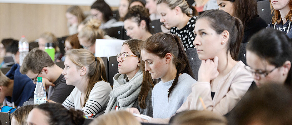 Für Würzburger Medizinstudierende gibt es ab sofort ein neues Unterrichtsmodul, das digitale Anwendungsmöglichkeiten in der Medizin vermittelt. (Foto: Daniel Peter)