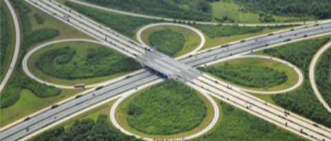 Ein Autobahnkreuz von weit oben fotografiert