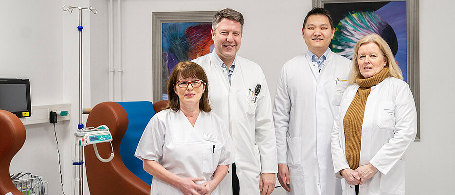 Professor Jens Volkmann, Direktor der Neurologischen Klinik und Poliklinik (2.v.l.), mit dem Leiter der neuen Infusionsambulanz, Privatdozent Dr. Chi Wang Ip, Pflegekraft Gabriele Büschel (l.) und Arzthelferin Marion Endrich.