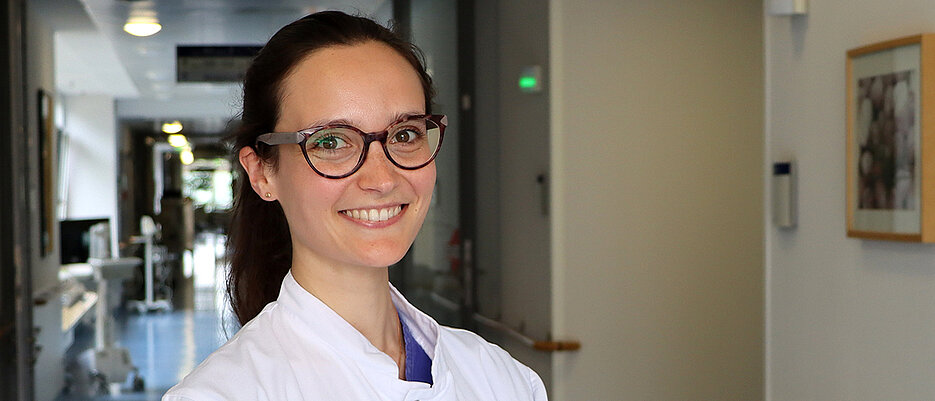 Dr. Carmina Teresa Fuß ist Assistenzärztin in der Endokrinologie am Uniklinikum Würzburg und seit Mitte 2023 mit einer Förderung des Bundesministeriums für Bildung und Forschung (BMBF) Juniorprofessorin für Translationale Medizin. 