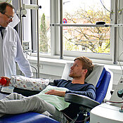 Markus Böck, der Leiter des Instituts für Klinische Transfusionsmedizin und Hämotherapie, im Gespräch mit einem Thrombozytenspender.