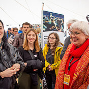 Claudia Roth und Würzburgs Bürgermeister Martin Heilig (r.) im Gespräch mit Studierenden. 
