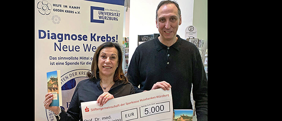 Alexander Meining überreichte einen Spendenscheck über 5.000 Euro an Gabriele Nelkenstock, die Vorsitzende des Stiftungsrats der Stiftung „Forschung hilft“.