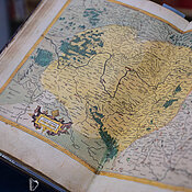 Historisches mit Zukunft. Der Atlas soll an der JMU in Digitalisierungs-, IT- und KI-Projekten eine wichtige Rolle spielen. 