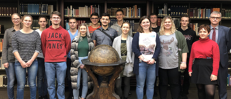 Kanzler Dr. Uwe Klug begrüßte mit weiteren Vertretern der Universität die neuen Auszubildenden beim Willkommenstag 2019 in der Universitätsbibliothek.