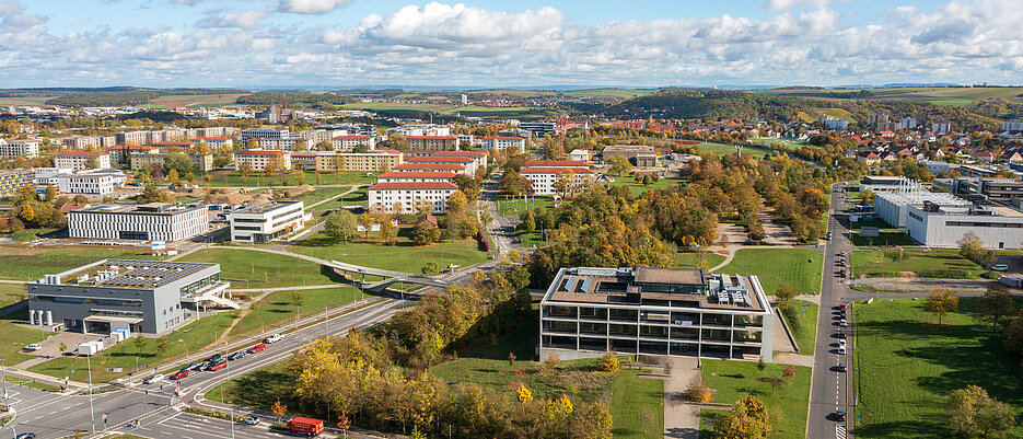 Beim Campus-Spaziergang können sich Teilnehmerinnen und Teilnehmer einen Überblick sowohl über bestehende als auch im Bau befindliche Gebäude auf dem weitläufigen Campus am Hubland verschaffen.