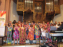 Hippie Chor vor der Orgel