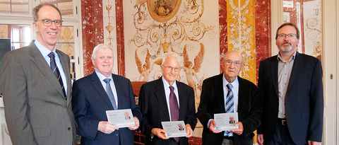Universitätspräsident Paul Pauli (links) ehrte zusammen mit Marcus Holtz (rechts) die drei Initiatoren des Projekts mit eigenen Jubiläumstafeln: (von links): Walter Eykmann, August Heidland und Horst Brunner.
