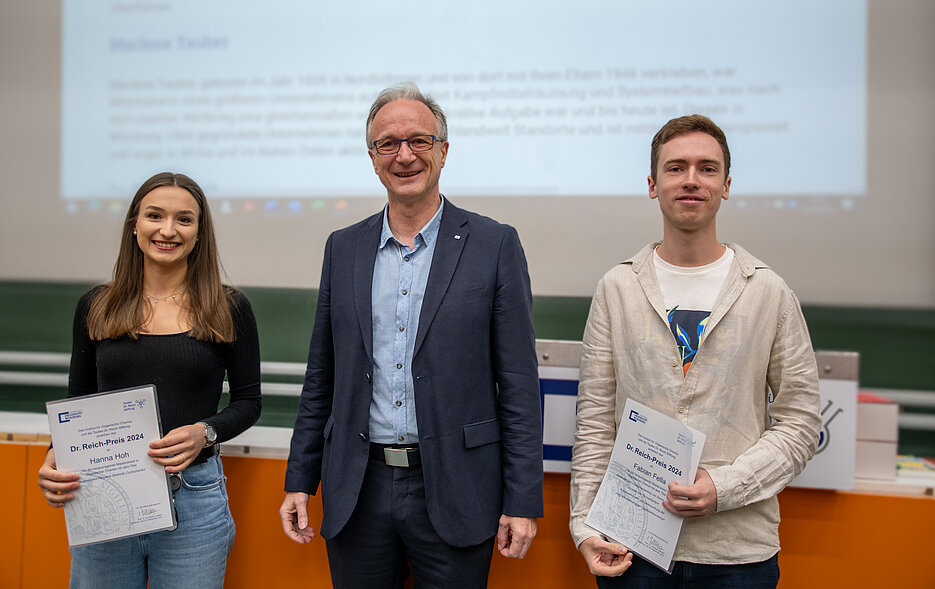 Hanna Hoh und Fabian Fella mit Laudator Frank Würthner (Foto: C. Stadler)