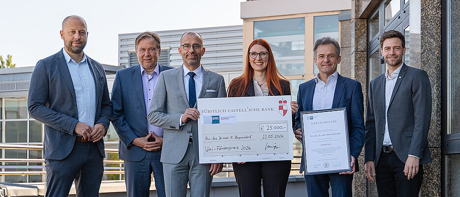 IHK-Vizepräsident Dr. Stefan Möhringer (2.v.r.) übergab zusammen mit IHK-Hauptgeschäftsführer Dr. Sascha Genders (links)  im Beisein von Universitäts-Vizepräsident Professor Dr. Matthias Bode (2.v.l.) und Dr. Hans-Christian Schmitt, Schriftführer des Uniundes, (rechts) den Universitäts-Förderpreis der Mainfränkischen Wirtschaft an PD Dr. med. Niklas Beyersdorf (3.v.l.) und Dr. Daniela Langenhorst (3.v.r.). 