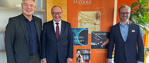 Dr. Gunter Schunk, Vorstandsvorsitzender der Stiftung, Prof. Dr. Hermann Einsele (UKW) und Prof. Dr. Michael Hudecek (UKW, v.l.): „Starker Impuls für die Krebsforschung am UKW“. Foto: UKW / Stefan Dreising