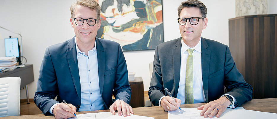 Wissenschaftsminister Markus Blume (l.) und der neue Ärztliche Direktor Tim von Oertzen bei der Vertragsunterzeichnung in München.