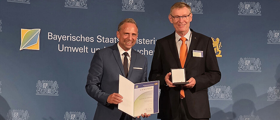 Staatsminister Thorsten Glauber (li.) und Stefan Dech bei der Verleihung am 21. Oktober 2026.