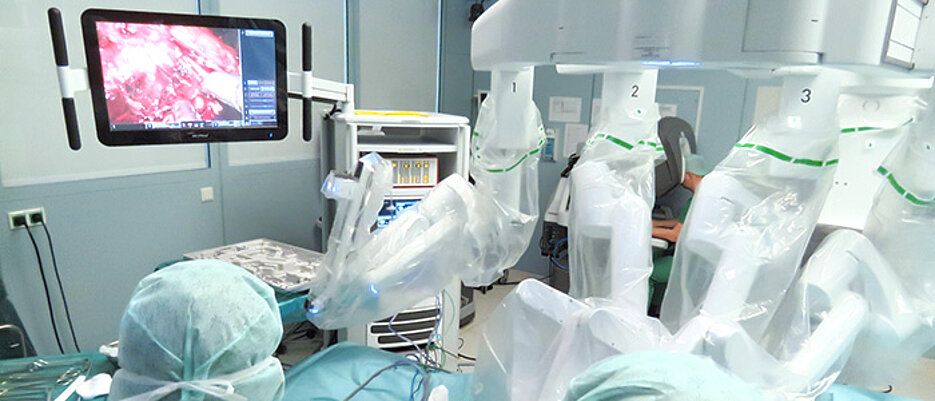 Die Würzburger Uniklinik verfügt seit Juni 2017 über einen Operationsroboter der neuesten Generation. „da Vinci Xi“ ist mit vier Armen an einer horizontalen Aufhängung ausgestattet. Er  ermöglicht hochpräzise, sichere, zügige und patientenschonende Eingriffe, die bei der minimal-invasiven Chirurgie in Unterfranken Maßstäbe setzt. (Foto: Andrey Svistunov / Uniklinikum Würzburg)