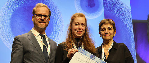 Sophia Danhof (Mitte) vom Uniklinikum Würzburg erhielt Mitte Februar beim European CAR-T Cell Meeting in Valencia von den Kongress-Vorsitzenden Michael Hudecek und Anna Sureda den Best Abstract Award für ihren Beitrag zur Caramba-Studie.