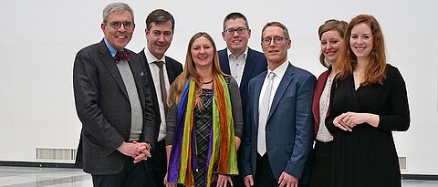 Nach der Pressekonferenz zur Gründung des Else Kröner Center for Advanced Medical & Medical Humanitarian Studies Würzburg (v.l.): Prof. Matthias Frosch, Dekan der Medizinischen Fakultät der Uni Würzburg, Oberbürgermeister Christian Schuchardt, Dr. Christa Kasang vom DAHW, Prof. Oliver Kurzai, Mikrobiologe Uni Würzburg, Dr. Andreas Müller, Missionsärztliches Institut Würzburg, Dr. Saskia Kreibich vom DAHW und Dr. Judith von Heusinger von der Else Kröner-Fresenius-Stiftung.