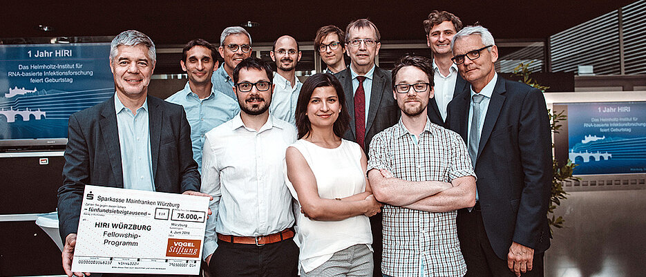 Die HIRI-Gruppenleiter mit Gratulanten (von links): Gunther Schunk, Chase Beisel, Matthias Frosch, Alexander Westermann, Antoine-Emmanuel Saliba, Neva Caliskan, Lars Barquist, Alfred Forchel, Redmond Smyth, Jörg Vogel und Dirk Heinz. (Foto: Mario Schmitt