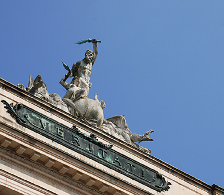 Prometheus: Figurengruppe auf dem Dach der Neuen Universität am Sanderring 2, dem Hauptgebäude der Universität Würzburg, mit Inschrift "Veritati": Der Wahrheit geweiht. (Foto: Gunnar Bartsch) Prometheus: Figurengruppe auf dem Dach der Neuen Universität am Sanderring 2, dem Hauptgebäude der Universität Würzburg, mit Inschrift "Veritati": Der Wahrheit geweiht. (Foto: Gunnar Bartsch)