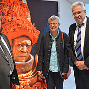Sie eröffneten die Fotoausstellung „Afrikanische Dämmerung“ (v.l.): Würzburgs Bürgermeister Adolf Bauer, Uni-Vizepräsidentin Ulrike Holzgrabe und Stefan Oschmann vom Africa Festival.