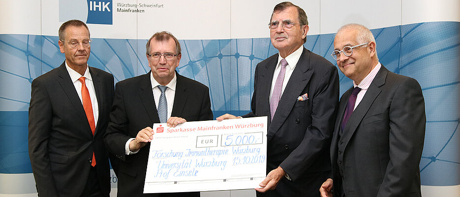Freuten sich über 5000 Euro zur Förderung der Immuntherapieforschung an der Universität Würzburg - anstatt Geburtstagsgeschenke (von links): IHK-Hauptgeschäftsführer Professor Ralf Jahn, Universitätspräsident Professor Alfred Forchel, Baldwin Knauf und IHK-Präsident Dr. Klaus Mapara.
