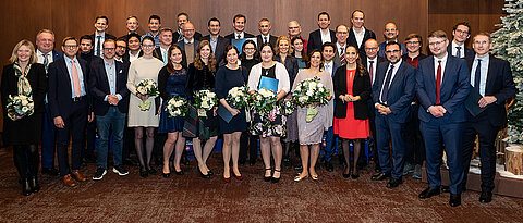 Bei der Benefiz-Gala: Die Förderpreisträgerinnen und -preisträger 2023 der Stiftung „Forschung hilft“ zusammen mit Klaus Holetschek (vorne, 3.v.r.), Hülya Düber (vorne, 4.v.r.) sowie Mitgliedern des Stiftungsrates.