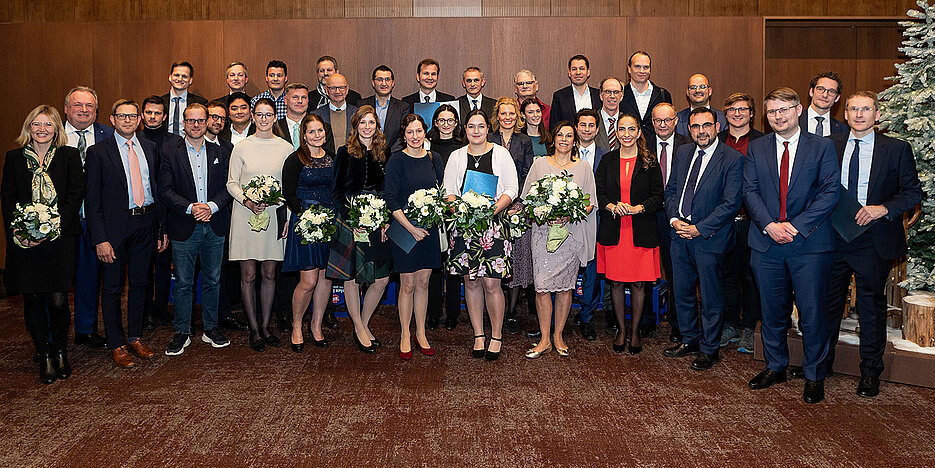 Bei der Benefiz-Gala: Die Förderpreisträgerinnen und -preisträger 2023 der Stiftung „Forschung hilft“ zusammen mit Klaus Holetschek (vorne, 3.v.r.), Hülya Düber (vorne, 4.v.r.) sowie Mitgliedern des Stiftungsrates.