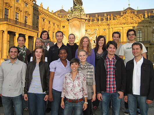 Bild der Arbeitsgruppe Beilhack vor der Residenz Würzburg