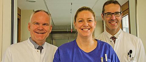 Gruppenbild der Ärzte: Ralf-Ingo Ernestus, Manuela Heuchler, Mathias Mäurer