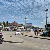 Zufahrtsstraße zum Bugando Medical Center in Mwanza.