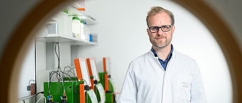Prof. Dr. Michael Hudecek ist Leiter des Lehrstuhls für Zelluläre Immuntherapie am Universitätsklinikum Würzburg und Ko-Sprecher des Netzwerks zur CAR Factory.