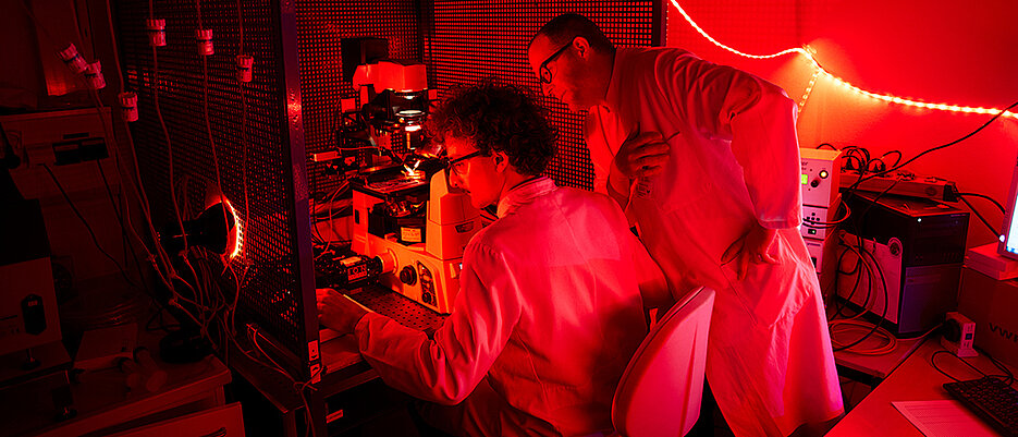 Edoardo Bertero (links) und Michael Kohlhaas an der Single-Cell-Force-Anlage im Deutschen Zentrum für Herzinsuffizienz Würzburg.