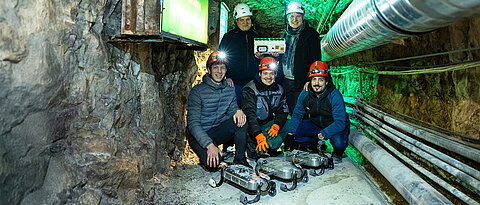 Das fünfköpfige Projektteam am Eingang des Kammstollens, jeweils von links nach rechts. Oben: Andreas Maurer und Joshua Stadler (JMU), unten: Johannes Koch, Lukas Ruschinzik, Manuel Schütt (DLR).