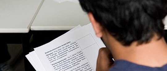 Student liest Formular