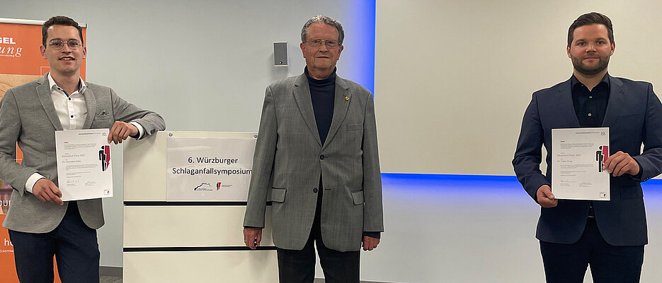 Günter Hentschel, der Gründer der Stiftung „Kampf dem Schlaganfall“, umrahmt von den Gewinnern des Hentschel-Preises 2021 Maximilian Bellut (links) und Fabian Essig, beide von der Neurologischen Klinik und Poliklinik des Uniklinikums Würzburg.