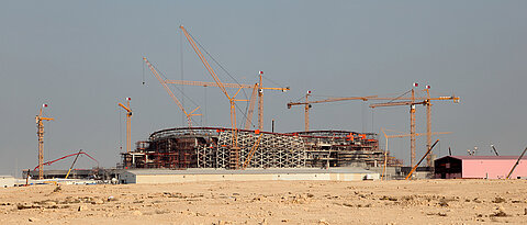 Nicht nur der Stadienbau sorgt bei der anstehenden WM in Katar für reichlich Diskussionen. Spannend bleibt die Frage, wie sich all das auf das Zuschauerinteresse auswirken wird.