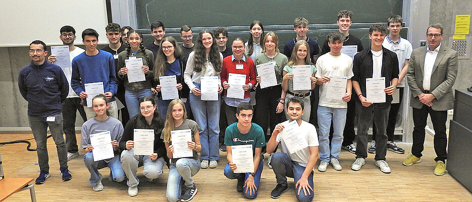 Nach den Präsentationen erhielten alle Schülerinnen und Schüler eine Teilnehmerurkunde