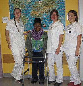 Albina mit Gesundheitspflegerinnen