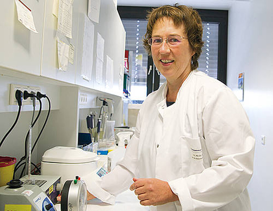 Professorin Elke Butt-Dörje erforscht mit Kollegen aus Jena die Rolle, die ein Protein bei einer Leukämie spielt. (Foto: Universitätsklinikum Würzburg)